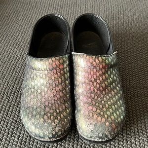 Dansko Clogs Pro, Leather, Mermaid Tail Peacock, Iridescent, Size 40